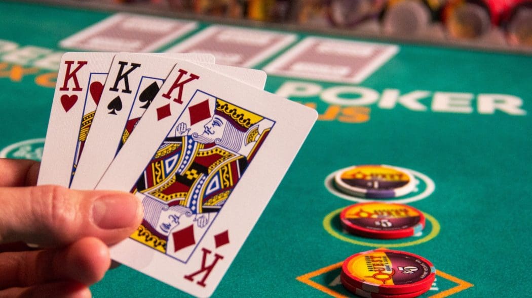 How to play three-card poker: notions and strategies